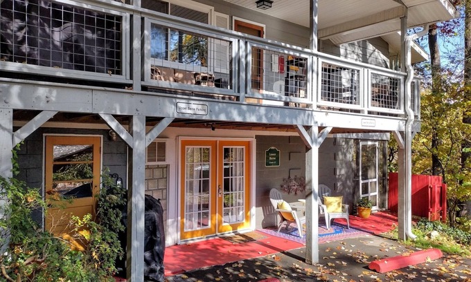 Kenilworth Ski Chalet | Pet-Friendly Chalet Surrounded by Trees, Steps to Downtown