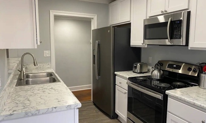 Lakeshore South House | Pet-Friendly Lakeshore Bungalow with Kitchen & Breakfast