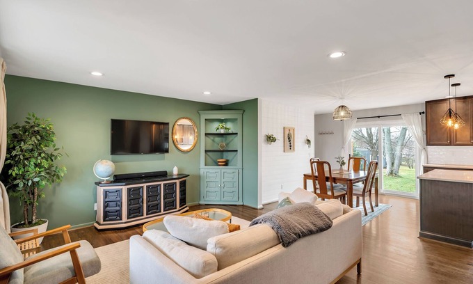 Mount Saint Joseph House | Pet Friendly Charming 2Br house, Open Floor Plan, Modern Kitchen, Office