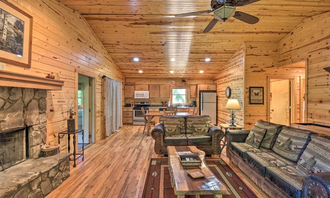 Helen Cabin | Pet-Friendly Cabin Rental in Clarkesville Near Helen!