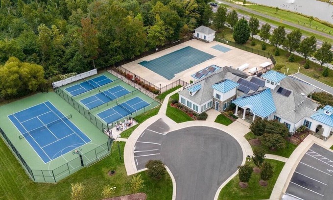 Sawgrass South House | Bright 3BR Townhouse with Pools, Gym & Ocean View