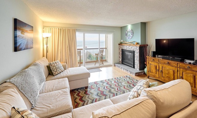 Logsden Condo | Pet-Friendly Condo with Ocean Views & Pool Near Casino