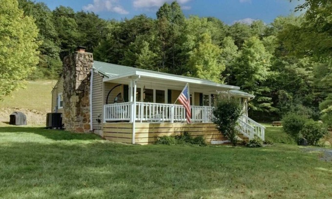 Hot Springs House | Charming Pet-Friendly Cottage Near Lake Moomaw - Rated 9.2