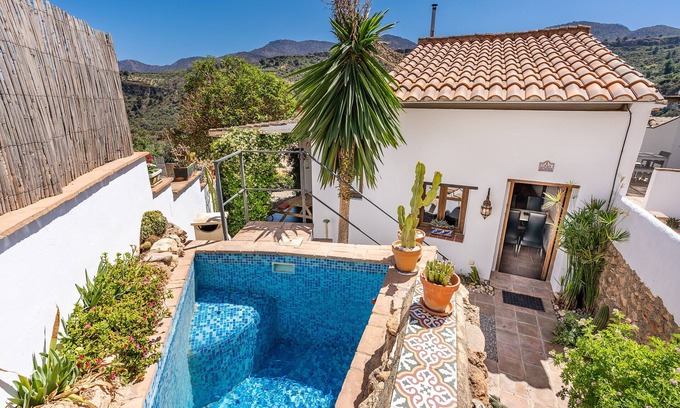Albunuelas House | Inviting Pet-Friendly Cottage 'Casa Escondida' with Pool