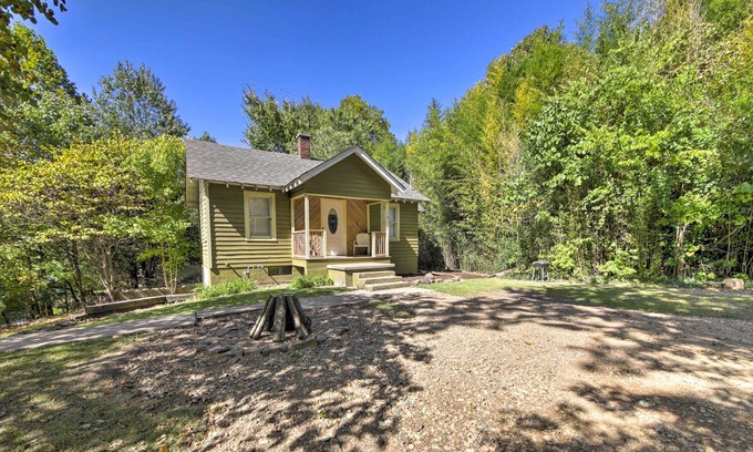 Carbondale Cottage | Pet-Friendly Cottage w/ Fire Pit - 3 Mi to SIU!