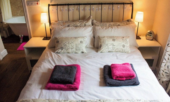 Ellastone Cottage | Pet Friendly - Country Cottage - 2 Guests Retreat