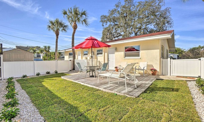 Downtown Dunedin House | Inviting Dunedin Townhome: Pet-Friendly with Private Yard