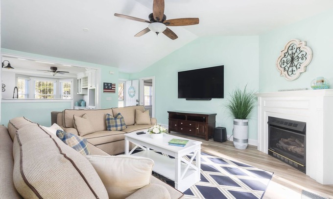 Mount Pleasant Cottage | Beachside Home with Kitchen, Ideal for Family Getaways