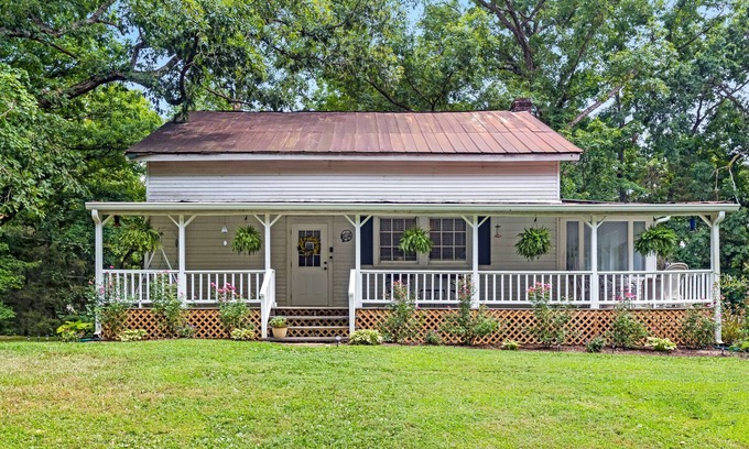 Kingston Springs House | Experience Harpeth River Farmhouse: Pet-Friendly Getaway