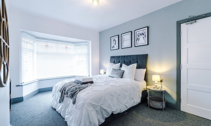 Bispham House | Family-Friendly Retreat: Pet Welcoming & Sleeps 8 Comfortably