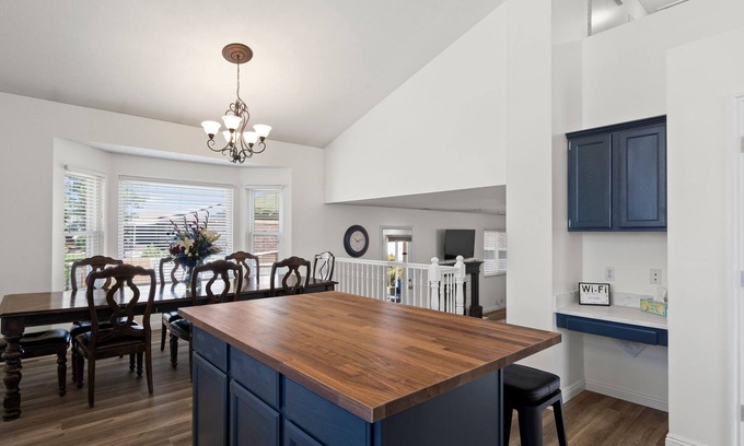 South Jordan House | Ideal Stay in a Great Location with Lake Views & Spa