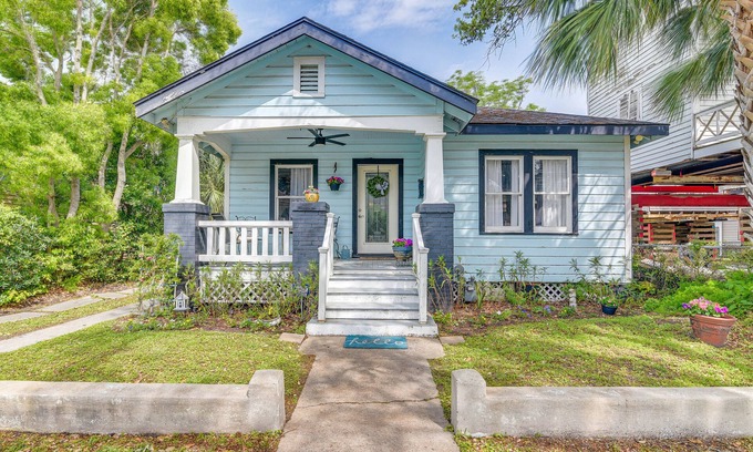 San Jacinto House | Pet-Friendly Bungalow Steps from Galveston Beach!