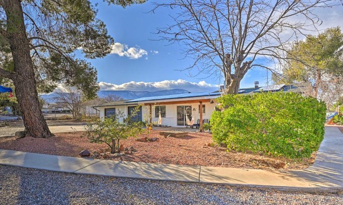 Cottonwood-Verde Village House | Pet-Friendly Retreat with Treehouse Near Sedona Awaits