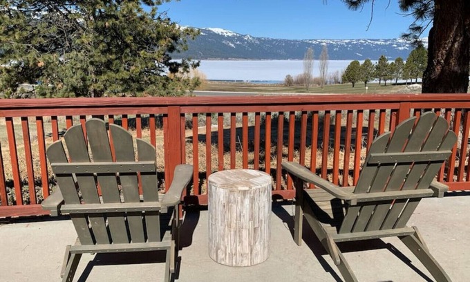 Cascade Cabin | Pet Friendly Retreat with Spa Near Lake Cascade