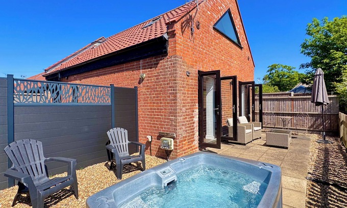 Dilham House | Cozy Retreat with Hot Tub & Countryside Views, Pet Friendly