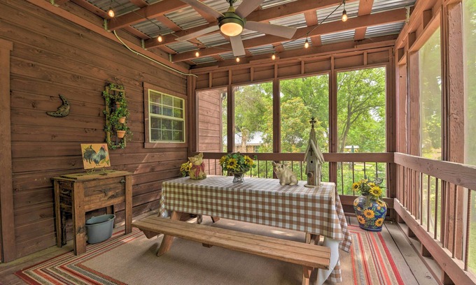 Glen Rose House | Pet-Friendly Glen Rose Retreat with Screened Deck & Kitchen