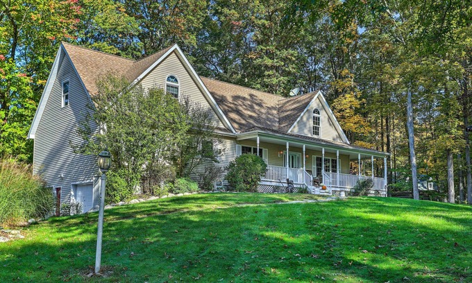 Pine Bush House | Discover Grand Pine Bush Retreat: Pet-Friendly Getaway!