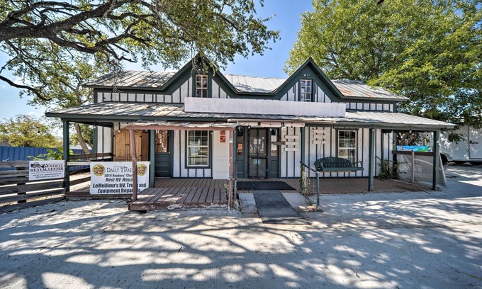Harper Cottage | Pet-Friendly Harper Farmhouse with Expansive Deck Retreat