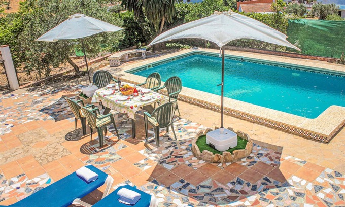 Alora House | Relax in a Poolside Retreat at Bermejo’s Ideal Getaway