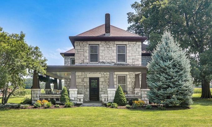 Manhattan House | Top-Rated Pet-Friendly Getaway in Manhattan with Fire Pit