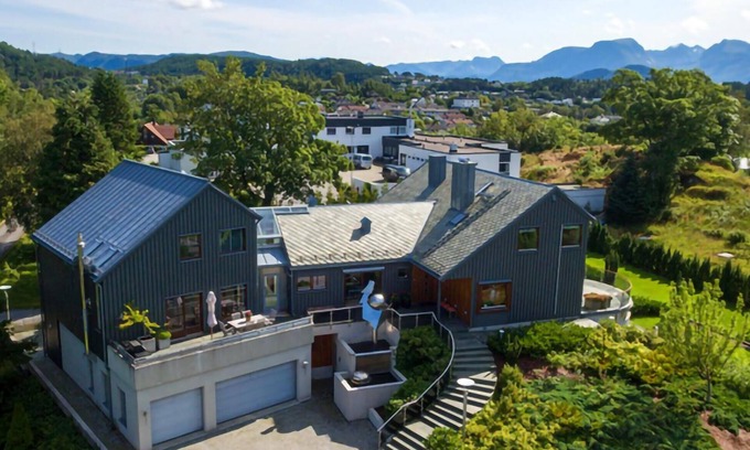 Alesund House | Comfortable 2 Bedroom Stay in Ålesund with Spa & Breakfast