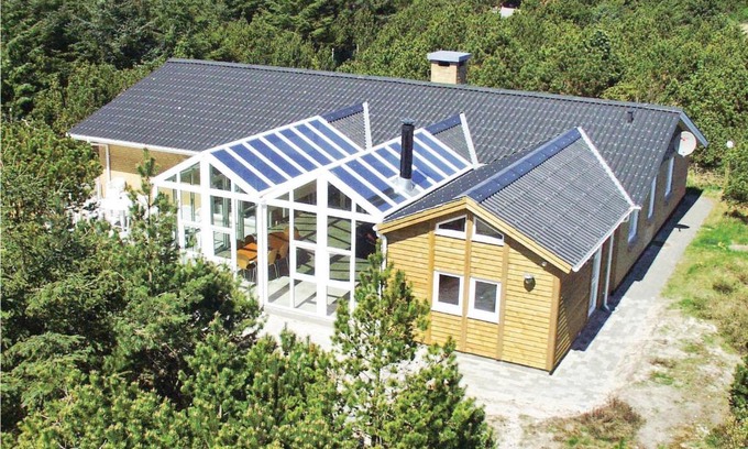 Blavand Strand House | Pet-Friendly Retreat in Blåvand with Pool and Wifi