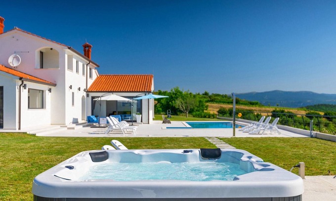 Vrh House | Family-Friendly 3 Bedroom Retreat in Buzet with Pool