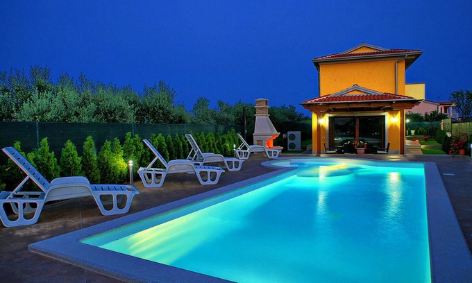 Valbandon House | Ideal Oceanfront Getaway for Up to 10 Guests