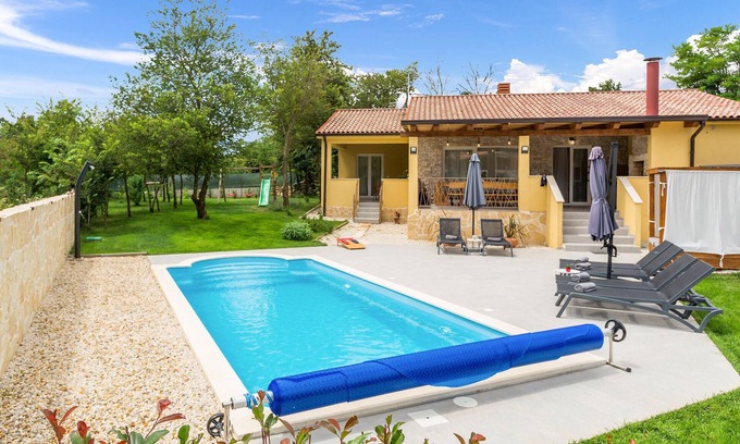 Debeljuhi House | Relax by the Pool Amidst Nature's Tranquility