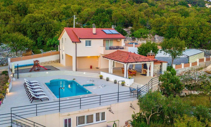 Nova Sela House | Spacious 4-Bedroom Getaway with Private Pool in Nova Sela