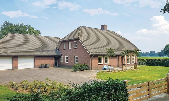 Leende House | Spacious 6-Bedroom Retreat in Pet-Friendly Leende
