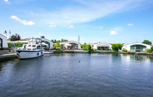 Lemmer House | Cozy Home in Lemmer with Kitchen, Pet & Child Friendly