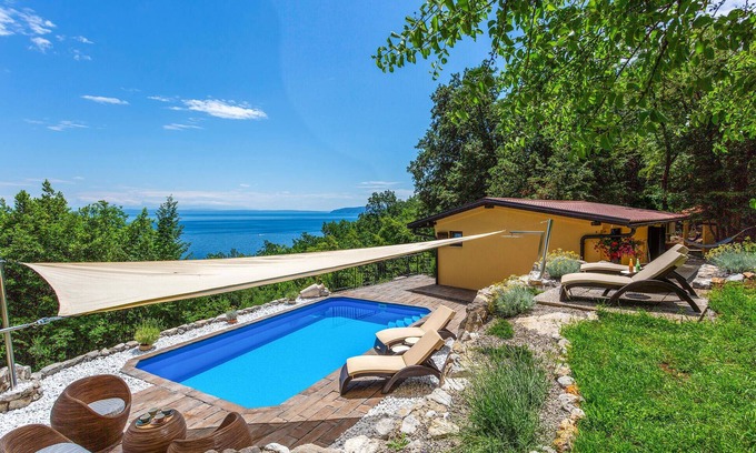 Tulisevica House | Beautiful 2 Bedroom Retreat with Oceanfront Views in Lovran