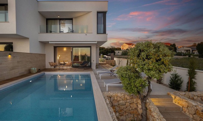 Mandre House | Spacious 3 Bedroom Accommodation with Private Pool in Mandre