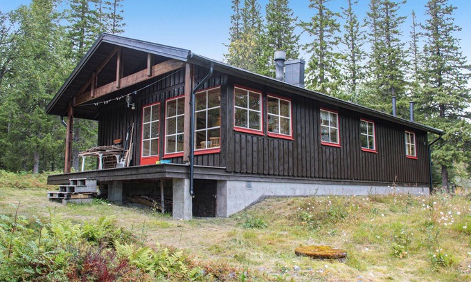 Oviken House | Comfortable House with Pet-Friendly Amenities and Lake View