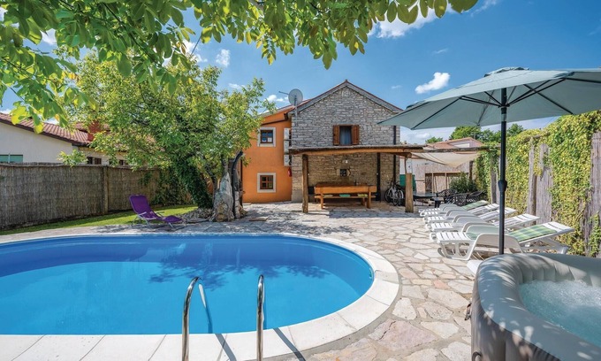 Heki House | Spacious 3 Bedroom Retreat in Pazin with Pool & Spa