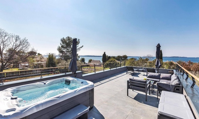 Fazana House | Cozy Oceanfront Retreat with Spa & Hot Tub Near the Sea