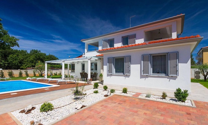 Đuba House | Family Villa in Paris with Oceanfront Views & Pool