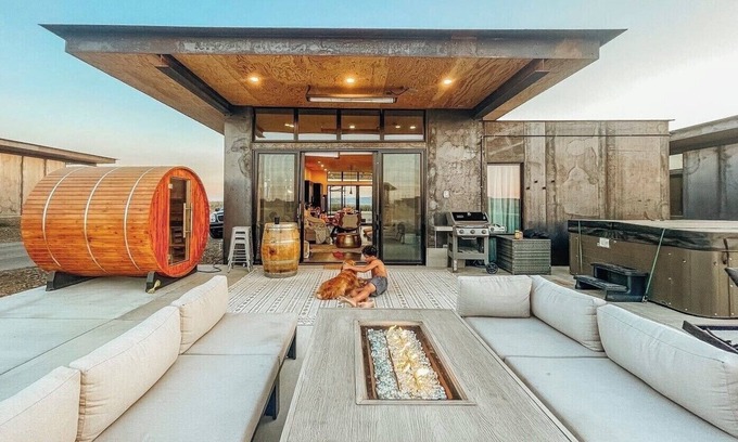 Quincy House | Pet-Friendly Spa Retreat with Hot Tub & Sauna by The Gorge