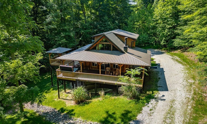Unionville Cabin | Discover Southern Indiana at Lemon Ridge Lodge - Pet Friendly!