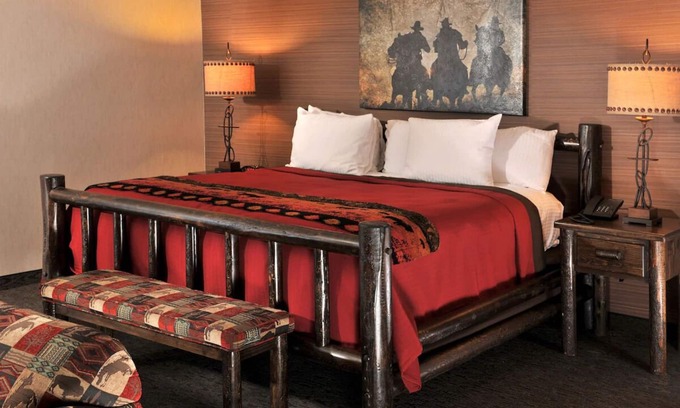 Independence Hotel | Pet-Friendly Kansas City Lodge with Whiskey and Wine Bar
