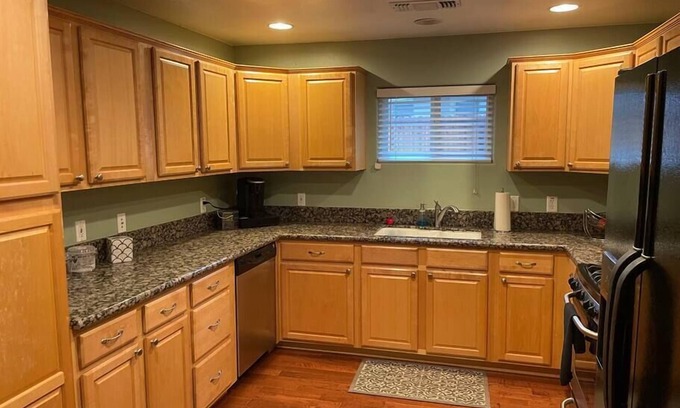 Auburn House | Spacious Pet Friendly Retreat with King Bed and Kitchen