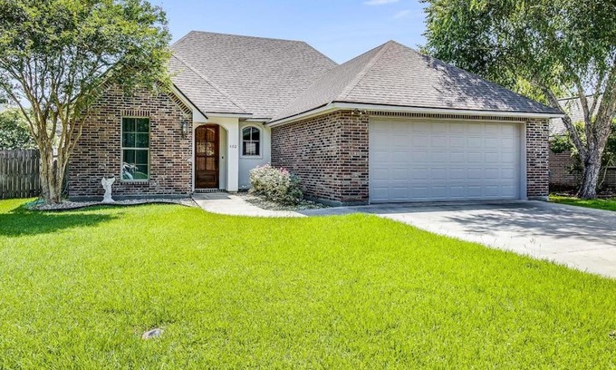 Lafayette Villa | Pet-Friendly Retreat with King Bed and Jacuzzi Tub