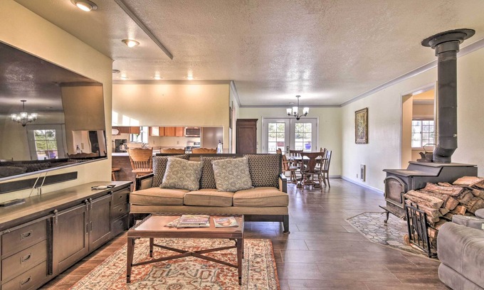 La Center House | Pet-Friendly Retreat in La Center: Close to Casinos & Amenities