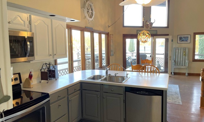 Princes Lakes House | Pet-Friendly Lakeside Cottage with Panoramic Views & Hottub!