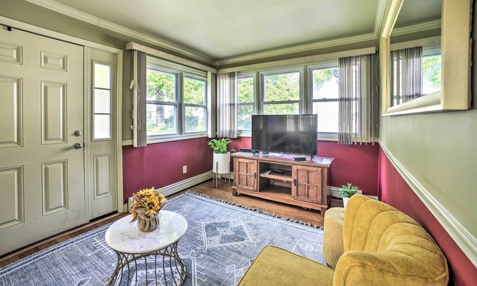 Latham Cottage | Pet-Friendly Retreat in Latham ~ Close to Albany Attractions