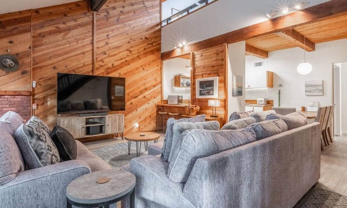 June Lake Condo | Pet-Friendly Retreat: Top-Rated Comfort and Convenience