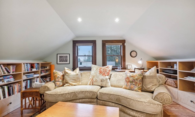 Shawnigan Lake Apartment | Pet-Friendly Loft in Shawnigan Village Near the Lake