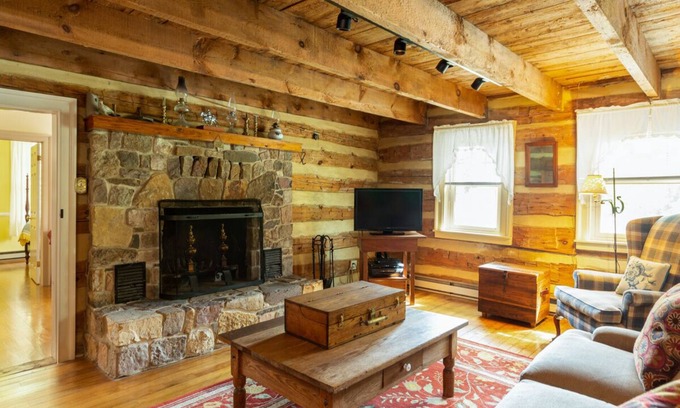 Warm Springs House | Relaxing Pet-Friendly Log Cabin with Wifi & Hot Springs