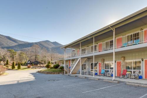 Maggie Valley Apartment | Pet-Friendly Maggie Valley Studio with Community Pool Access